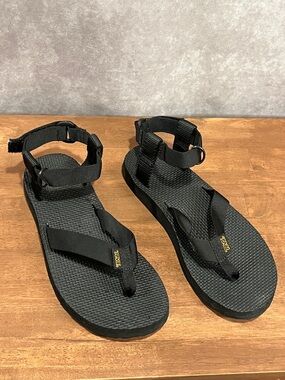 Teva Black Strappy Outdoor Flip Flop Ankle Strap walking Sandals size 7
